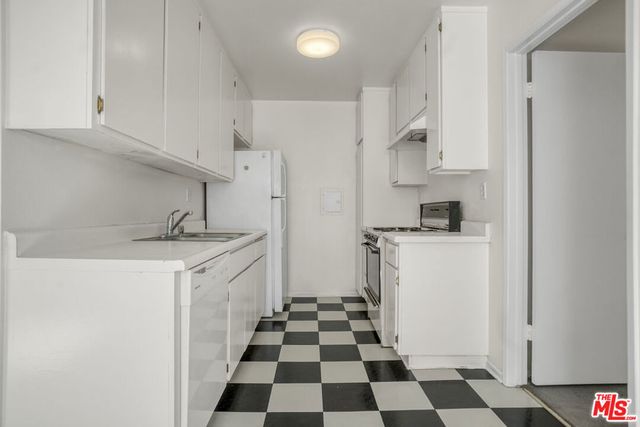 12030 Rochester Avenue 210, Los Angeles, CA 90025