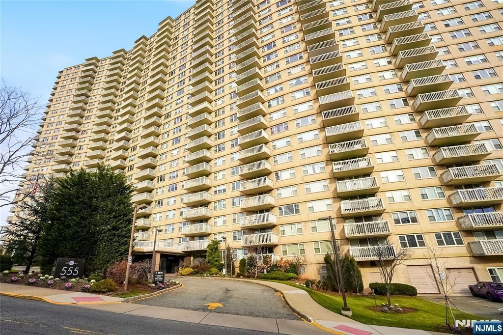 555 North Avenue 17P, Fort Lee, NJ 07024