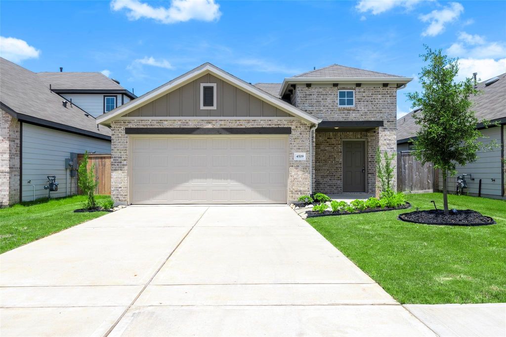 4519 Pinehurst Trace Drive, Pinehurst, TX 77362