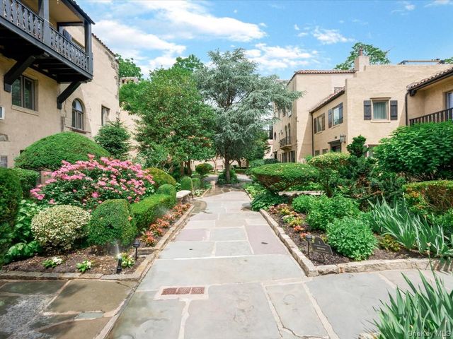 215 MIDDLE NECK Road 3A - BUILDING 8, Great Neck, NY 11021