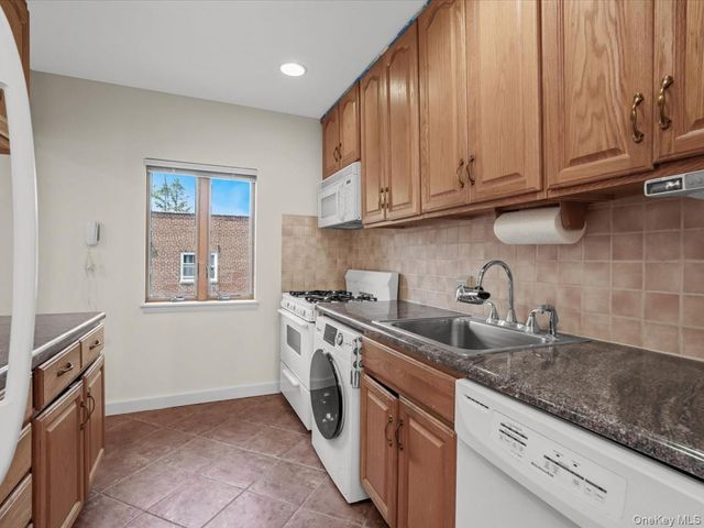 215 MIDDLE NECK Road 3A - BUILDING 8, Great Neck, NY 11021