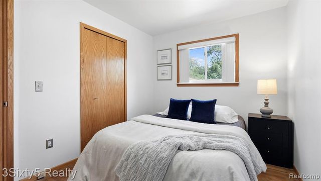 26457 Willow Cove, Trenton, MI 48183