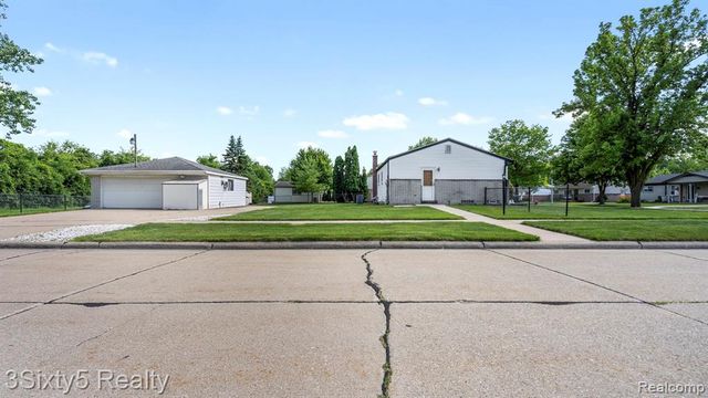 26457 Willow Cove, Trenton, MI 48183