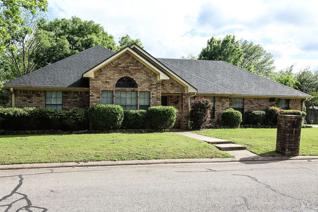 812 Mockingbird Street, Bonham, TX 75418