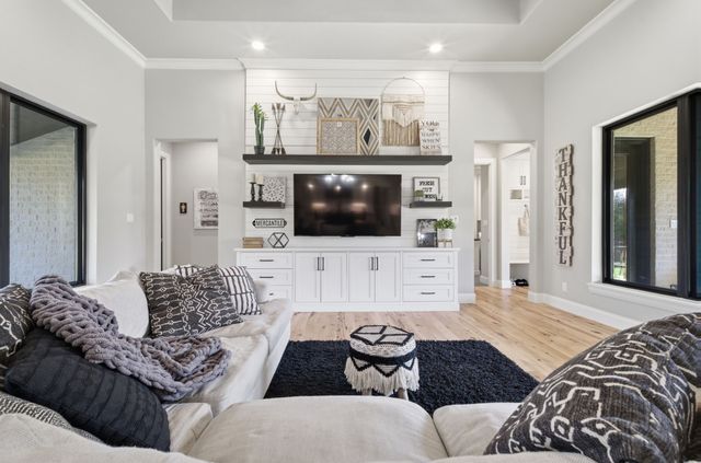 817 Bloomfield Road, Valley View, TX 76272