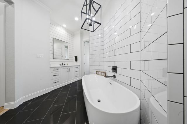 817 Bloomfield Road, Valley View, TX 76272