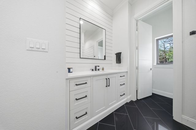 817 Bloomfield Road, Valley View, TX 76272