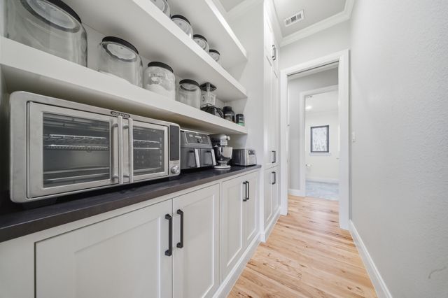 817 Bloomfield Road, Valley View, TX 76272