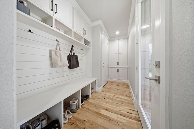 817 Bloomfield Road, Valley View, TX 76272