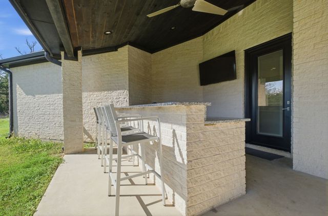 817 Bloomfield Road, Valley View, TX 76272