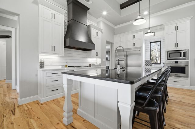 817 Bloomfield Road, Valley View, TX 76272