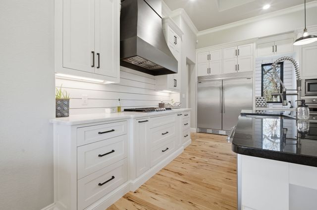 817 Bloomfield Road, Valley View, TX 76272