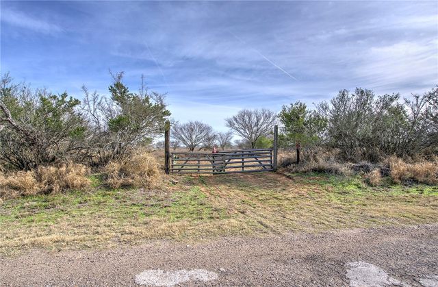 124 County Road 164, George West, TX 78022