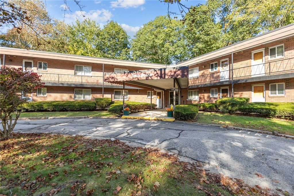 72 West Shore Road 104, Warwick, RI 02889