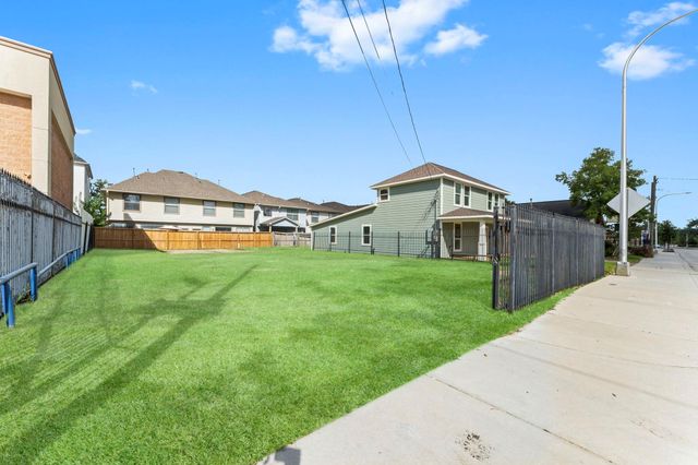 1507 N Durham Drive, Houston, TX 77008