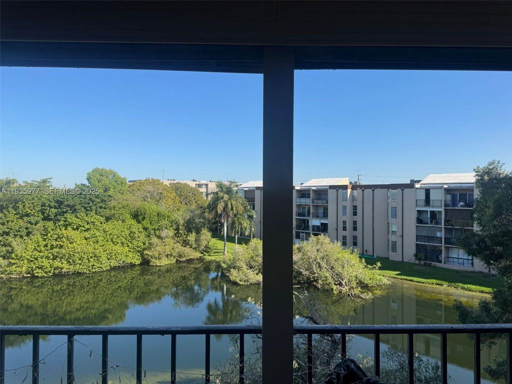 8897 Fontainebleau Blvd 408, Miami, FL 33172