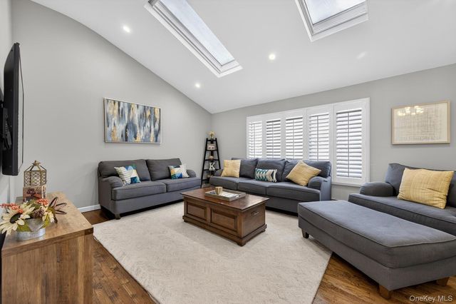 18 Melrose Lane, Commack, NY 11725