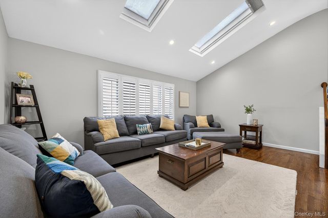 18 Melrose Lane, Commack, NY 11725