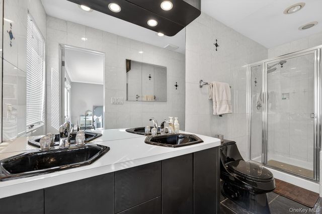 18 Melrose Lane, Commack, NY 11725