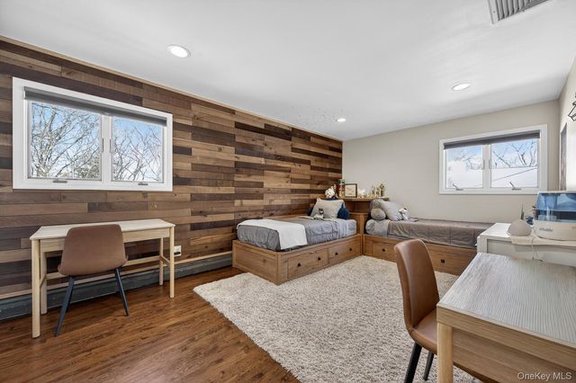 18 Melrose Lane, Commack, NY 11725