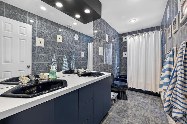 18 Melrose Lane, Commack, NY 11725