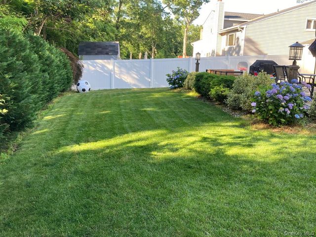 18 Melrose Lane, Commack, NY 11725