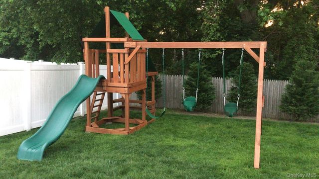 18 Melrose Lane, Commack, NY 11725