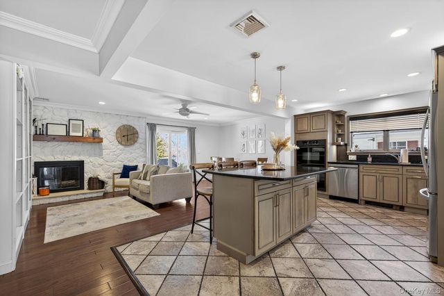 18 Melrose Lane, Commack, NY 11725