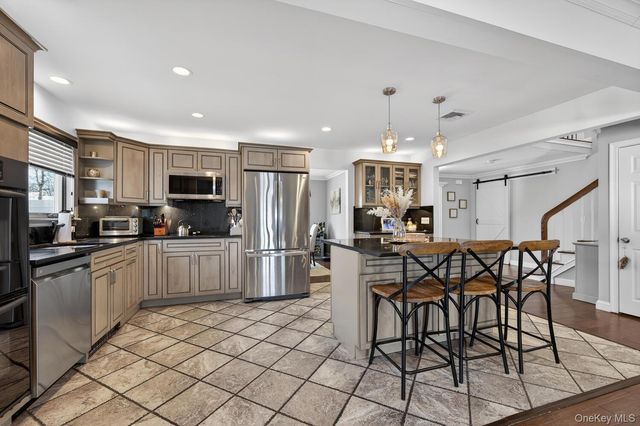 18 Melrose Lane, Commack, NY 11725