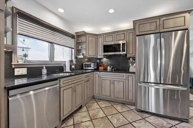 18 Melrose Lane, Commack, NY 11725