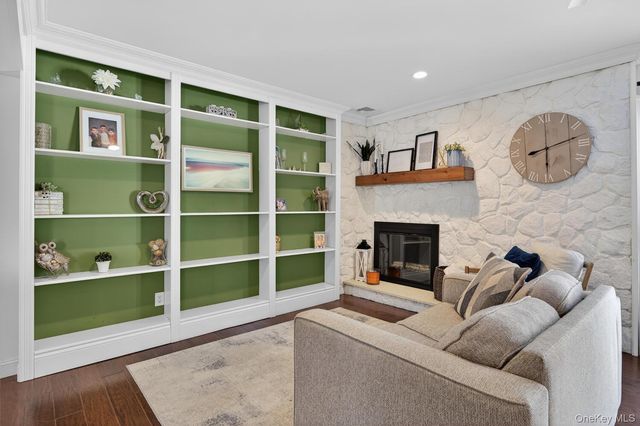 18 Melrose Lane, Commack, NY 11725