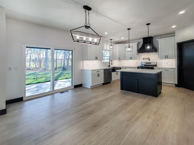 611 North Acacia Avenue, Clever, MO 65631