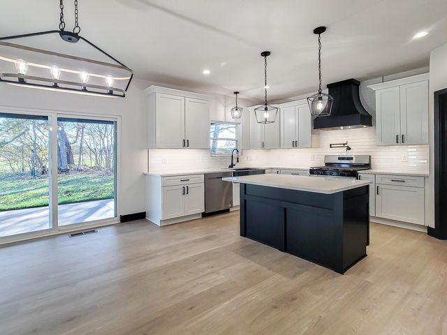 611 North Acacia Avenue, Clever, MO 65631