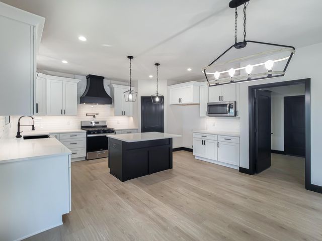 611 North Acacia Avenue, Clever, MO 65631