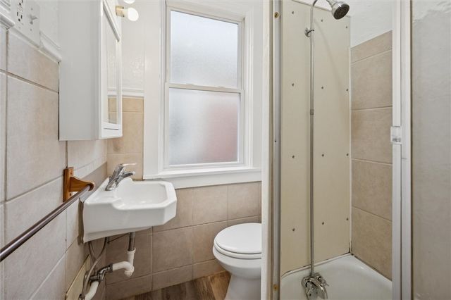 2012 Dellrose St, Carrick, PA 15210