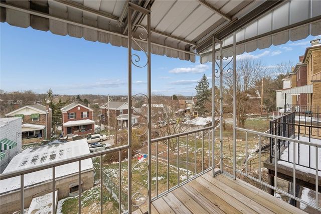 2012 Dellrose St, Carrick, PA 15210