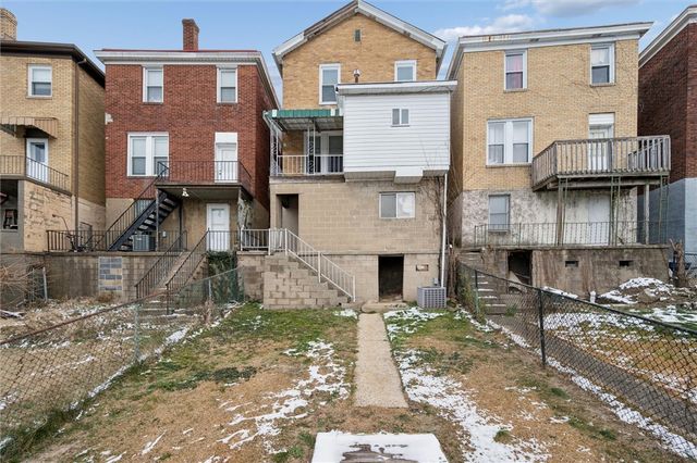 2012 Dellrose St, Carrick, PA 15210