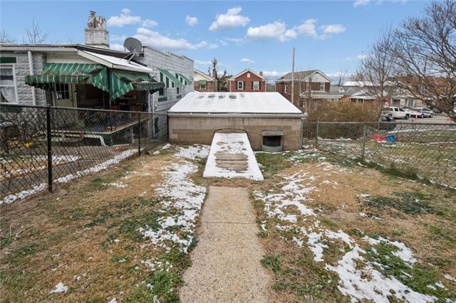 2012 Dellrose St, Carrick, PA 15210