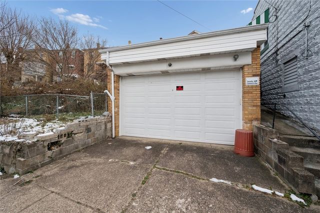 2012 Dellrose St, Carrick, PA 15210