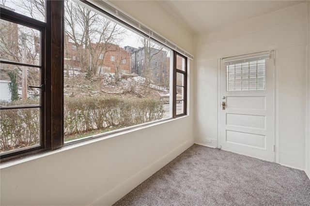 2012 Dellrose St, Carrick, PA 15210