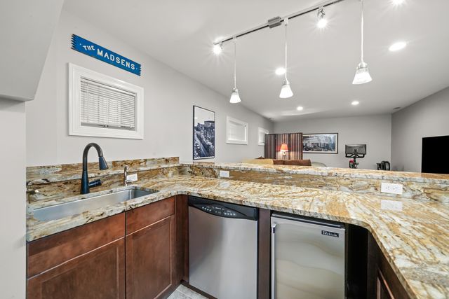 1636 W Warren Boulevard, Chicago, IL 60612