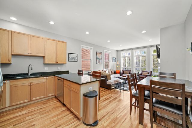 1636 W Warren Boulevard, Chicago, IL 60612