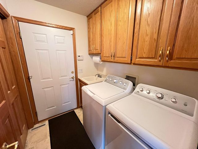 14326 Peninsula Point Drive, Savage, MN 55378