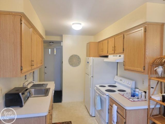 24151 Meadowbridge Drive 81, Clinton Township, MI 48035
