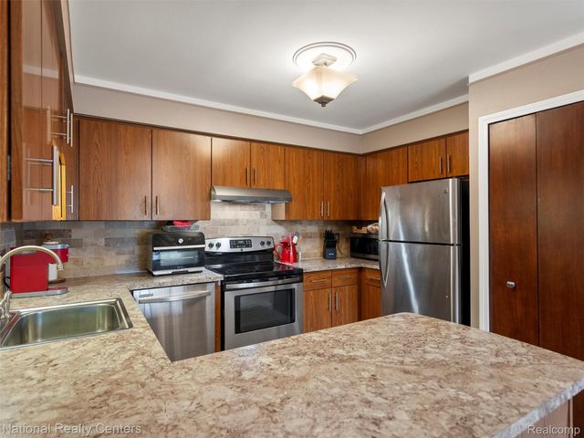 953 Country Club Drive, St. Clair Shores, MI 48082