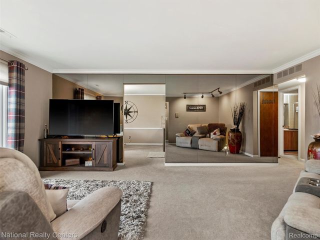 953 Country Club Drive, St. Clair Shores, MI 48082