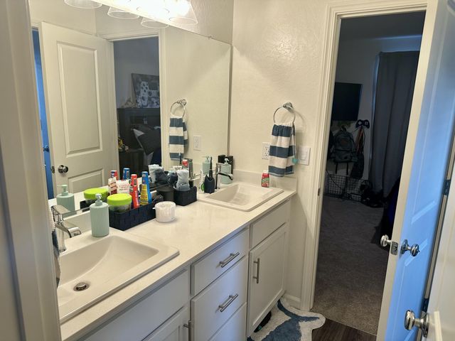 1138 E Packwood Avenue, Visalia, CA 93292