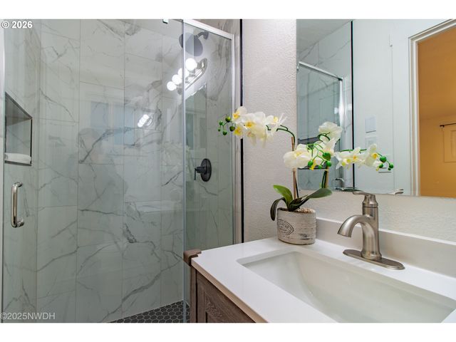 1682 HEMLOCK St, Eugene, OR 97404