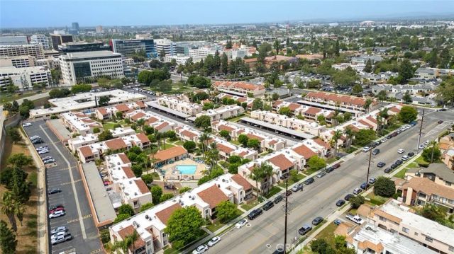 700 W La Veta, Orange, CA 92868