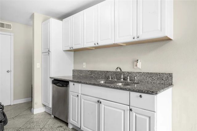 700 W La Veta, Orange, CA 92868